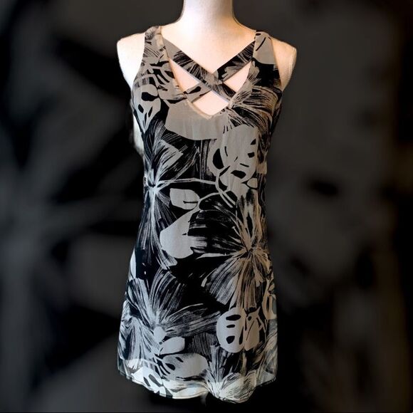 🎄Want And Need Cutout Dress - Picture 1 of 8